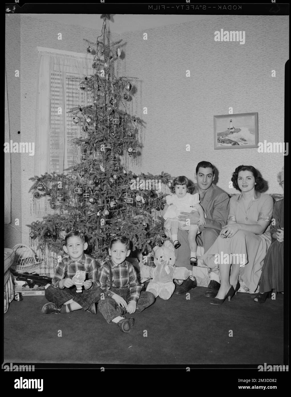 John A. Ristuccia et sa famille. Johnny, Jean, Jackie, Paul, Jean , Familles, enfants, arbres de Noël. Collection Leon Abdalian Banque D'Images