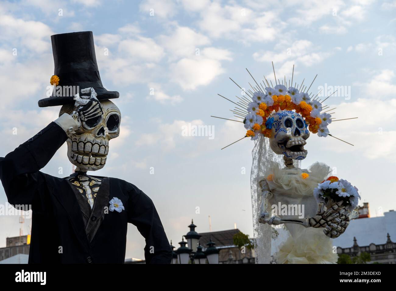 Portrait de beauté d'Halloween d'une femme squelette de la mort bokeh paillettes, le maquillage sur le visage. Banque D'Images