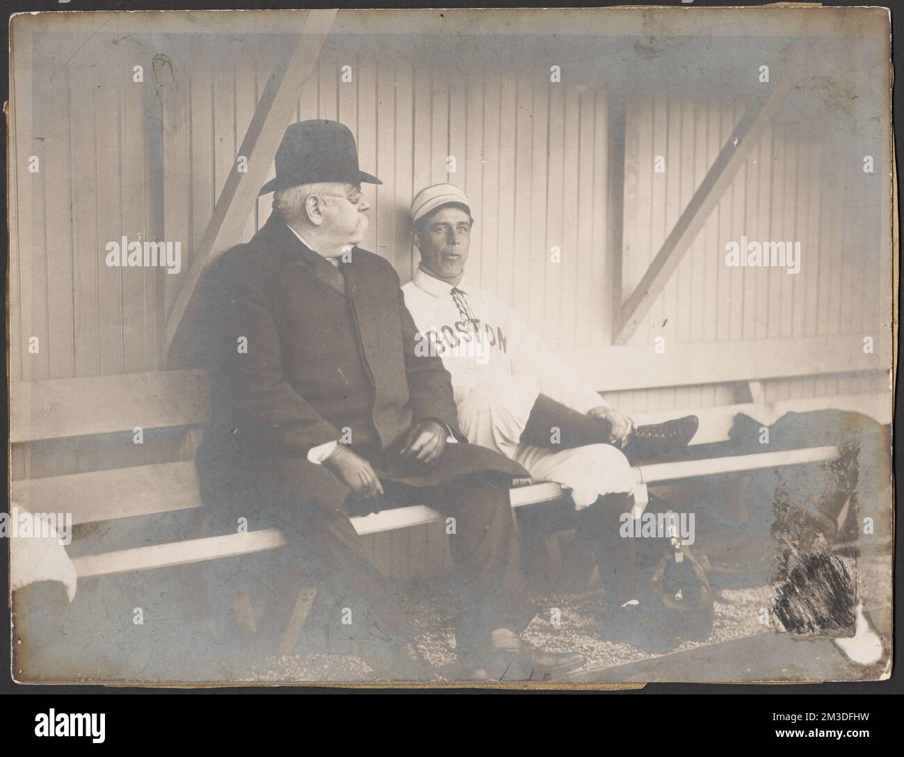 John L. Sullivan et Jimmy Collins dans dugout pendant l'entraînement de printemps, Baseball managers, Boxers Sports, Collins, Jimmy, 1870-1943, Sullivan, John Lawrence, 1858-1918, équipe de baseball des Red Sox de Boston. Michael T. -Nuf CED- Collection McGreevy Banque D'Images