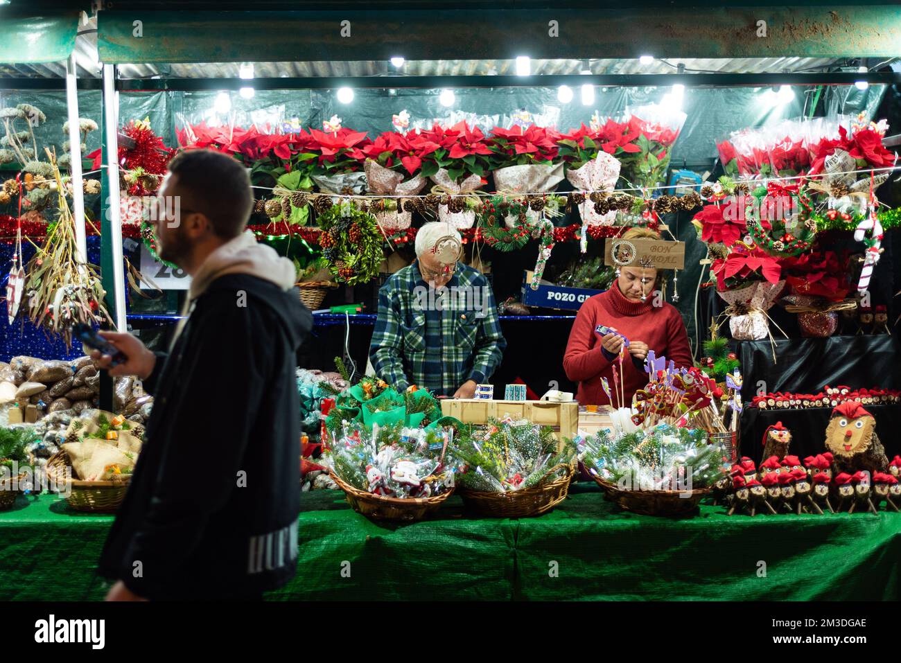 Barcelone, Espagne. 9th décembre 2022. Les vendeurs de rue sont vus dans un marché de Noël de la Sagrada familia. On estime que la saison des achats de Noël sera affectée par une inflation record de 10% en 2022, à la suite de la guerre de la Russie en Ukraine, Qui a directement affecté les prix des produits de base comme le gaz et le pétrole, réduisant le pouvoir de consommation des consommateurs dans la zone euro et au niveau mondial. (Image de crédit : © Davide Bonaldo/SOPA Images via ZUMA Press Wire) Banque D'Images