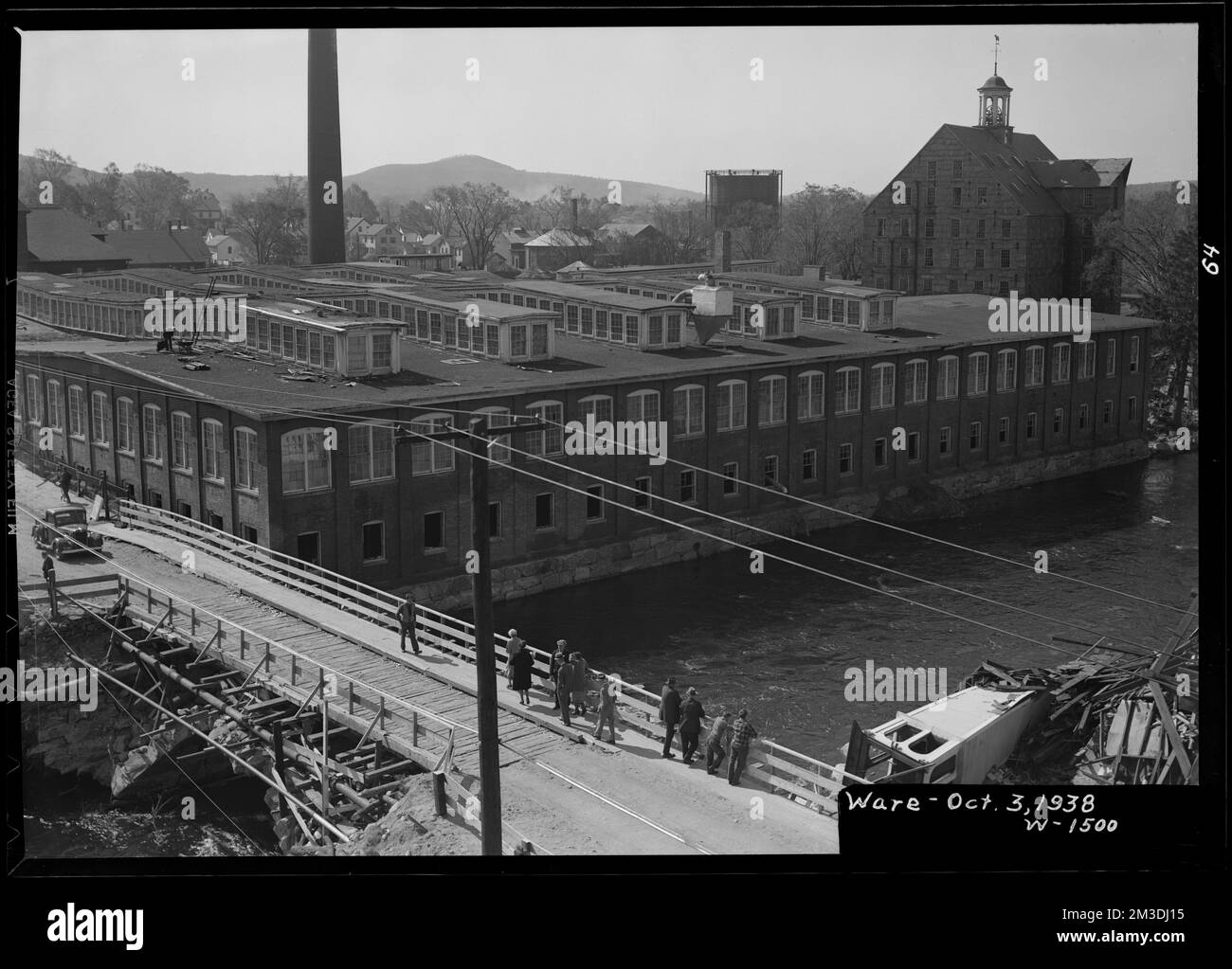 J.T. Wood Co., et pont temporaire, Ware, Mass., octobre 3, 1938 , New England Hurricane, 1938, waterworks, immobilier, rivières, conditions sanitaires des bassins versants, inondations, événements naturels, conditions de dommages, travaux de construction de ponts, structures des usines, vues générales, agents de personnes Banque D'Images