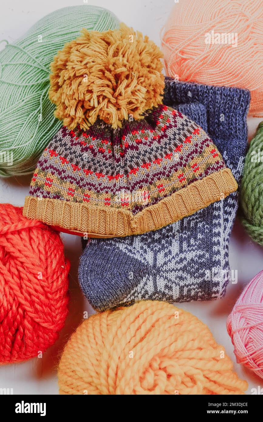 Tricotage. Tricoter des vêtements chauds par vous-même. Enchevêtrements de laine et de tricots Banque D'Images