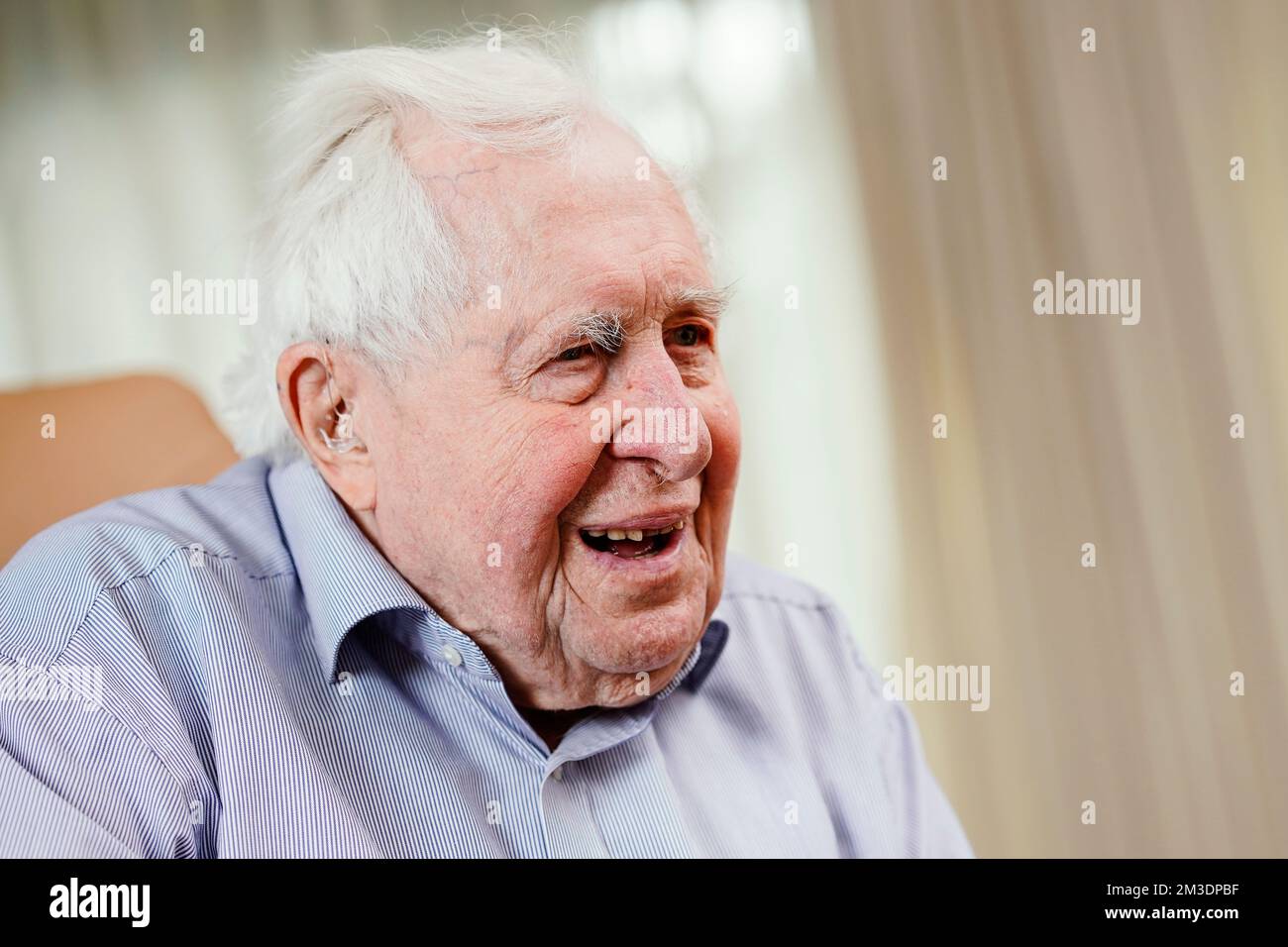 Speyer, Allemagne. 15th novembre 2022. Bernhard Vogel (CDU), ancien ministre-président de la Rhénanie-Palatinat et de la Thuringe, sourit lors d'une conversation dans son salon. Credit: Uwe Anspach/dpa/Alamy Live News Banque D'Images