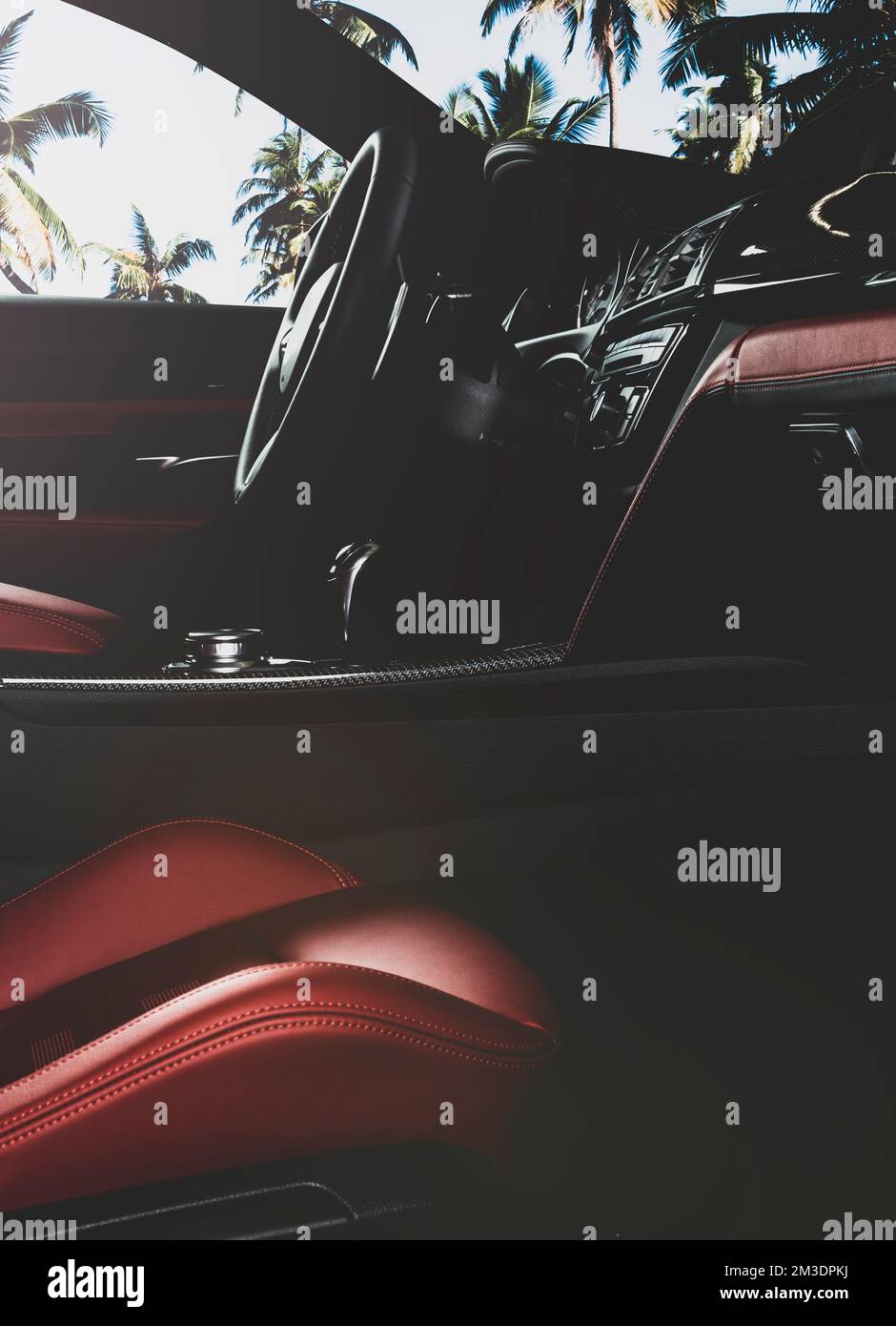 Intérieur en cuir perforé rouge voiture moderne. Fait partie des détails des sièges d'auto en cuir. Banque D'Images