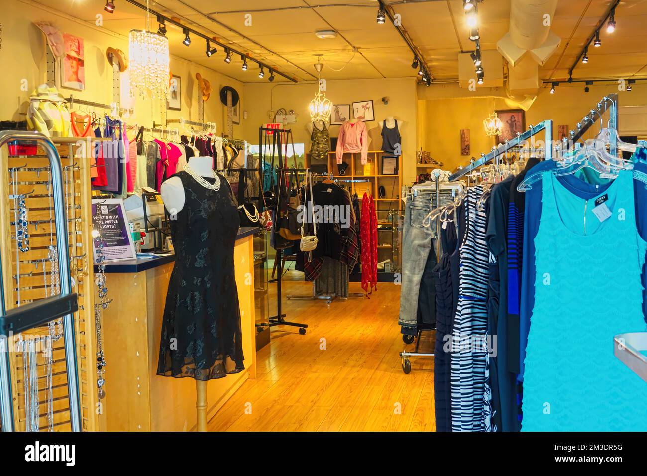 Regarder dans une boutique d'occasion présentant des vêtements d'occasion - Lower Mainland, Colombie-Britannique, Canada. Banque D'Images