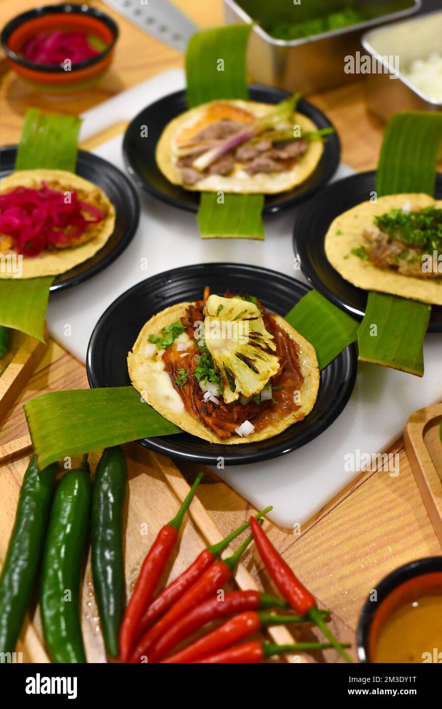 Tacos sur une table en bois avec des légumes Banque D'Images