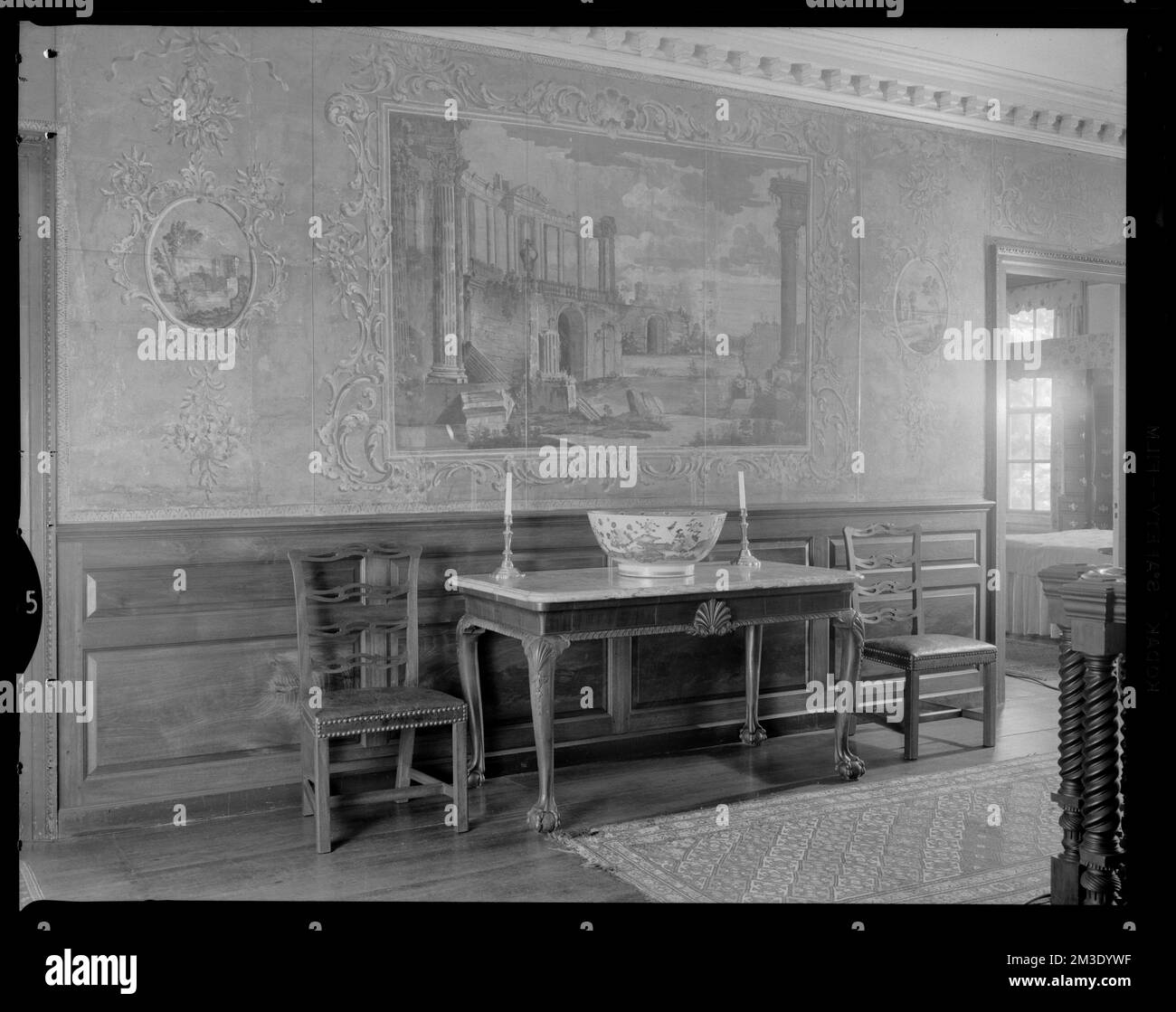 Lee Mansion, Marblehead, Marbletopped table et papier peint (atterrissage à 2nd étages) , éléments architecturaux, intérieurs, Fonds d'écran, tables. Collection de négatifs photographiques Samuel Chamberlain Banque D'Images