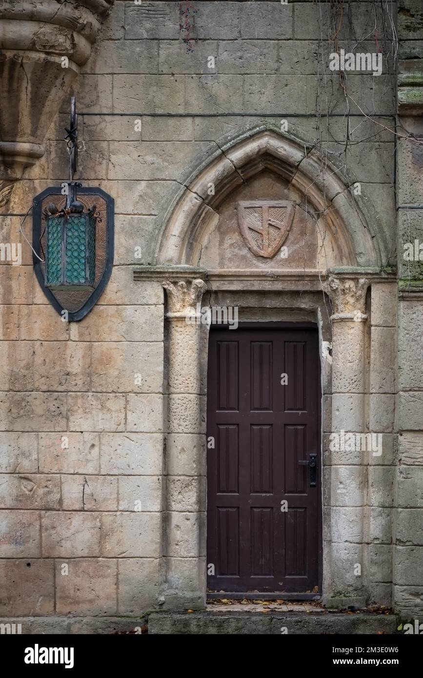 Ancienne porte en bois avec lampe Banque D'Images