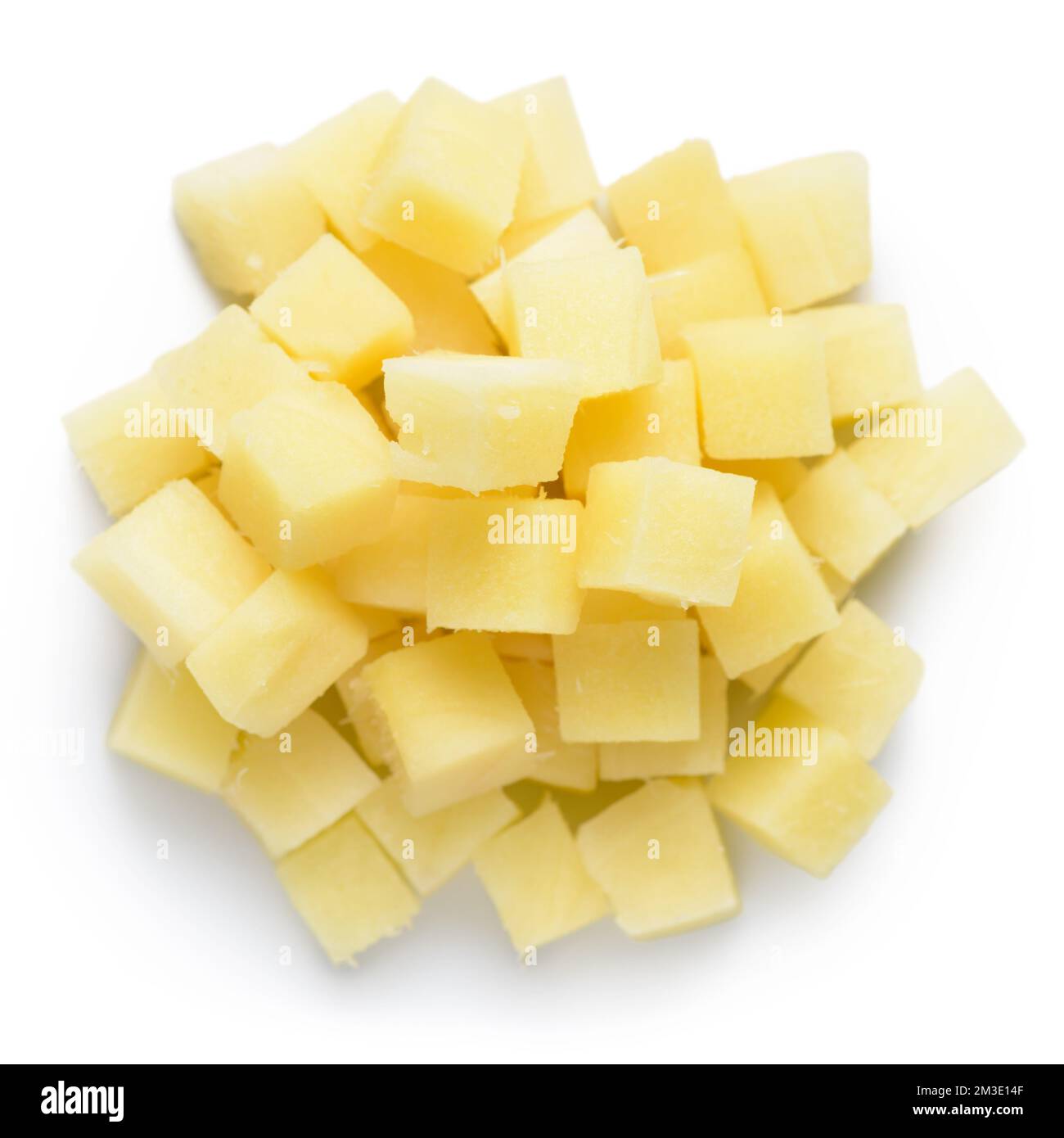 vue de dessus de la pile de légumes racines de gingembre coupées en dés isolées sur fond blanc Banque D'Images