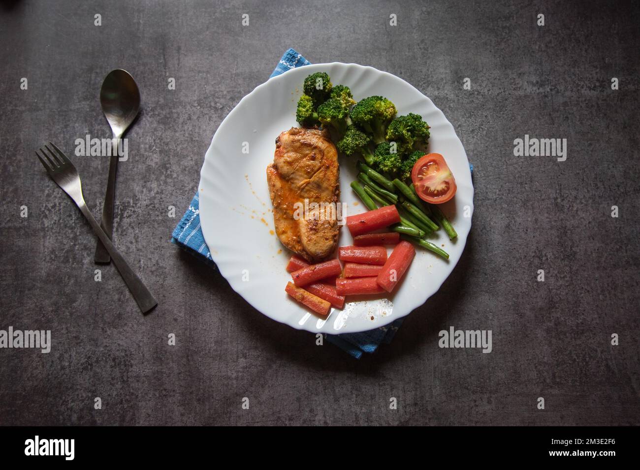Cuisine continentale poulet et légumes dans une assiette. Vue de dessus. Banque D'Images