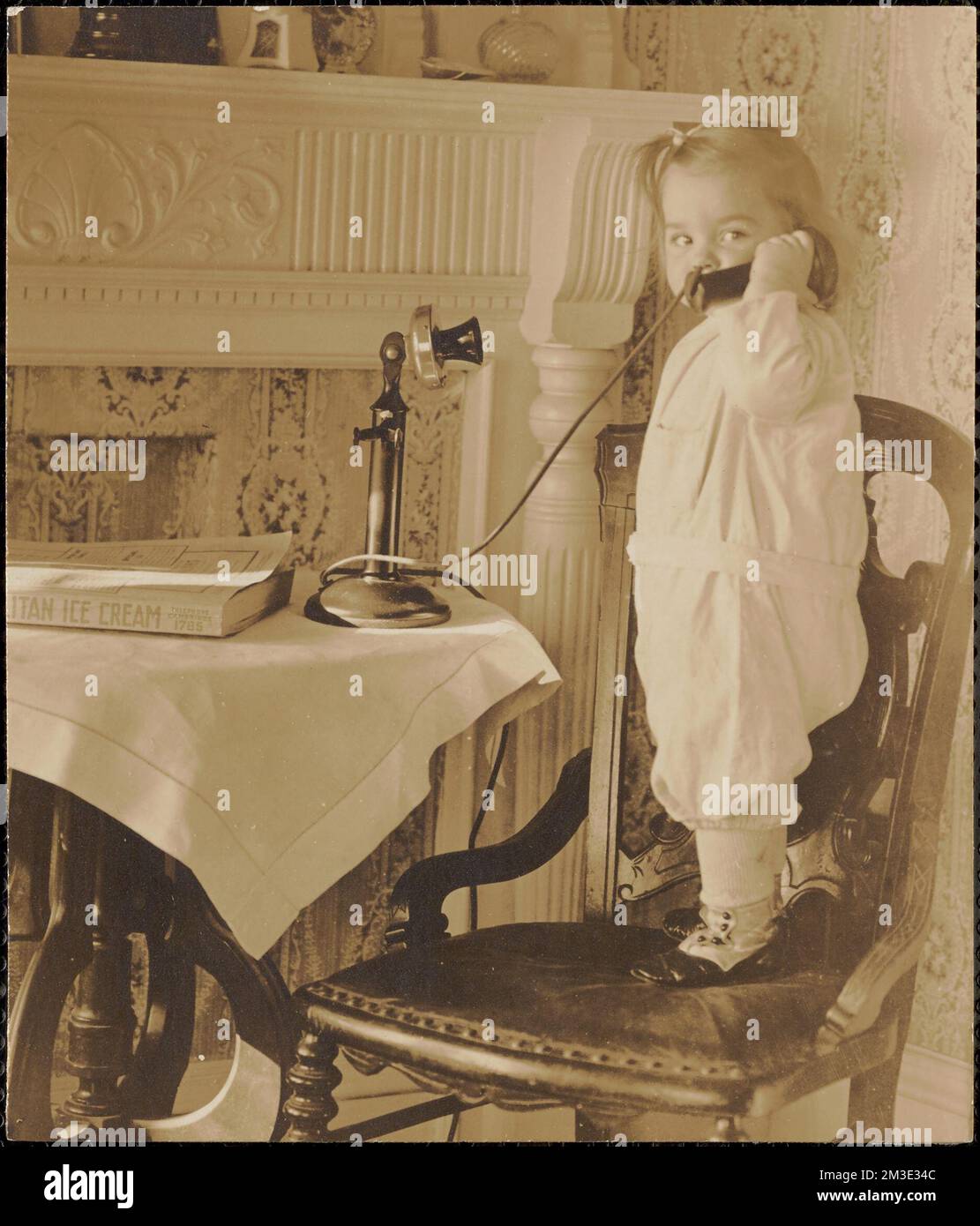 Lillian Alma Abdalian , nourrissons, téléphones. Collection Leon Abdalian Banque D'Images