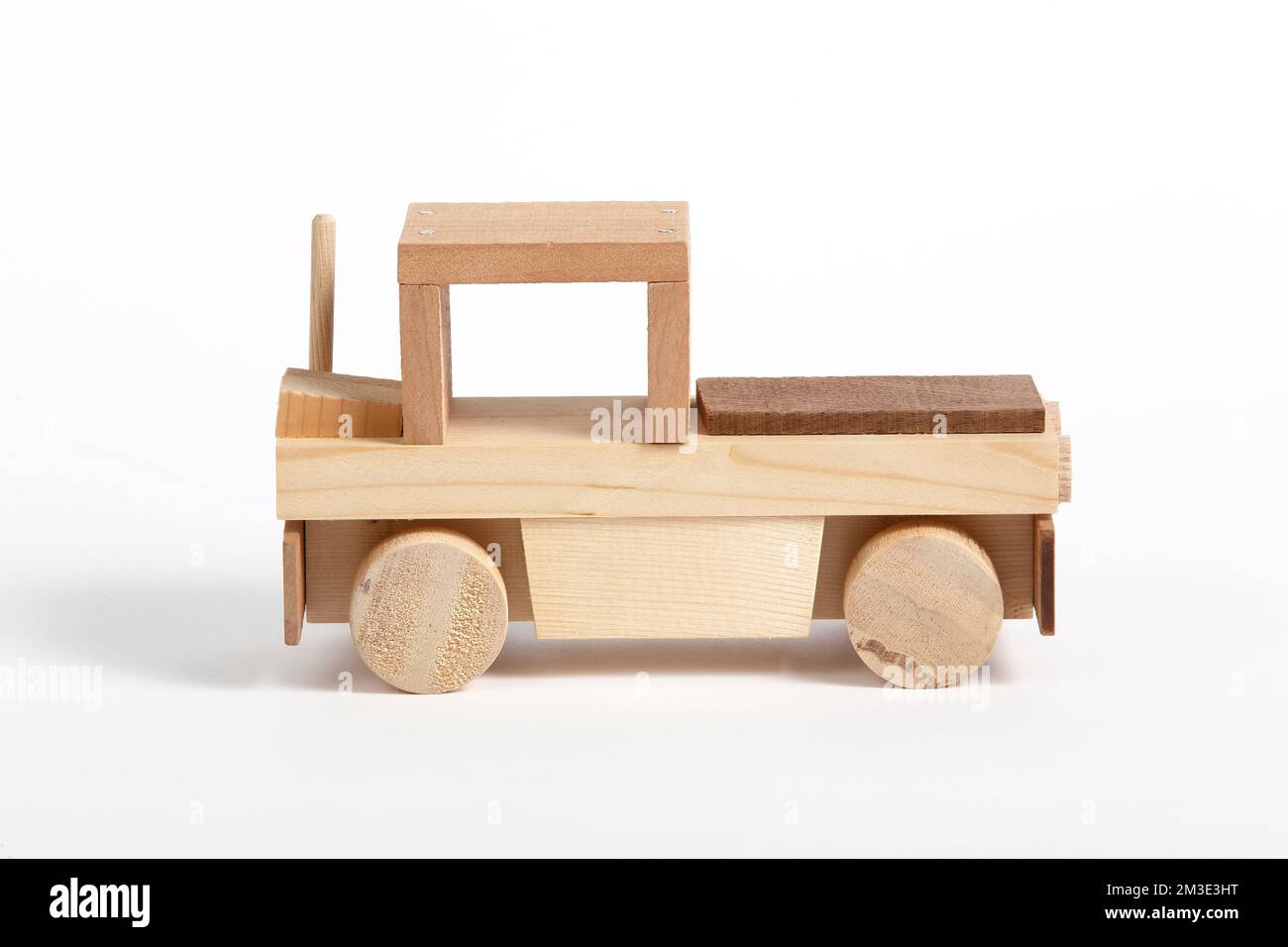 jouets en bois faits main dans le fond simple Banque D'Images