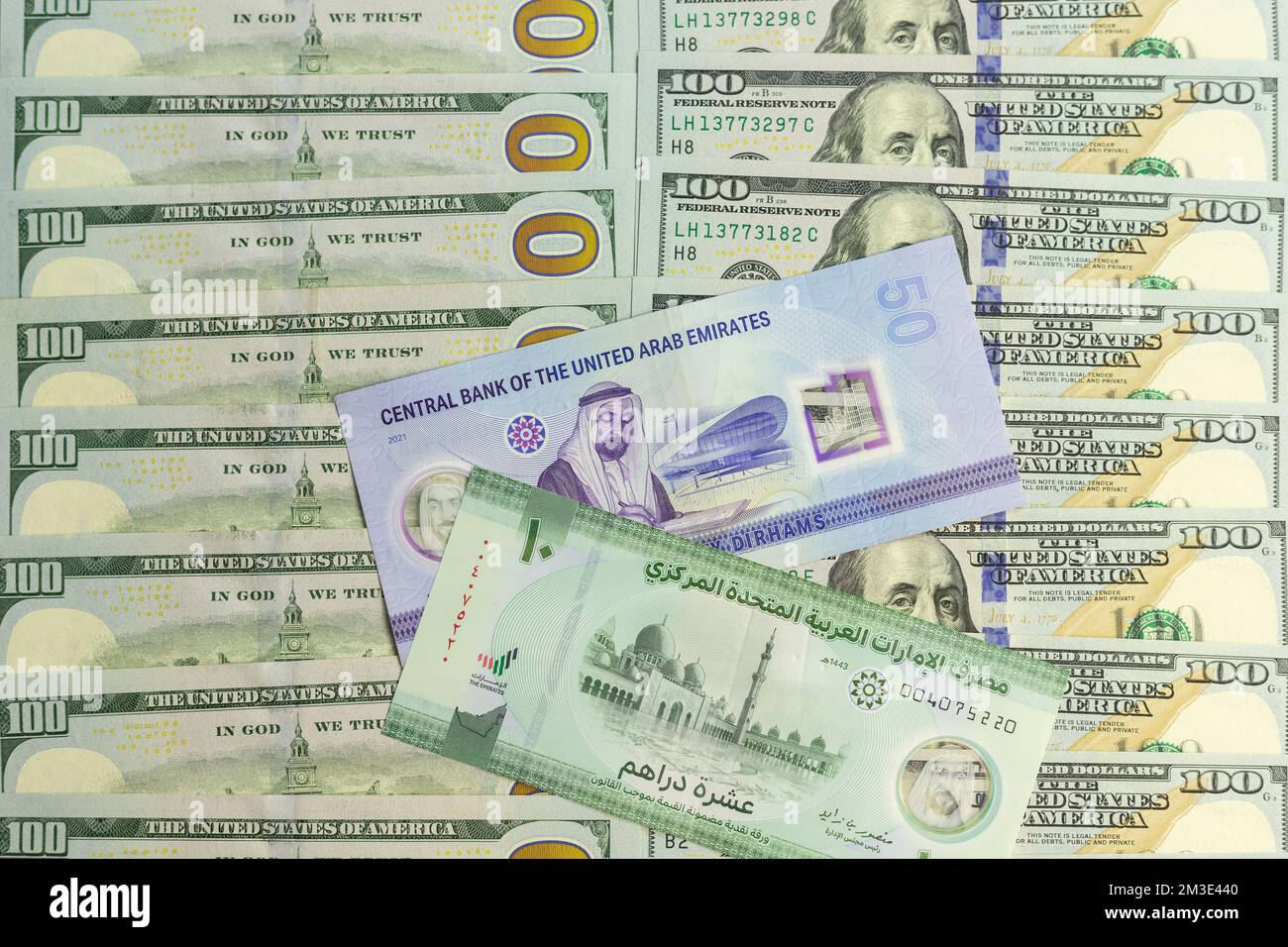Billets de banque en polymère de 50 dirham et 10 dirham neufs des Émirats arabes Unis sur de nouvelles factures de 100 dollars américains Banque D'Images