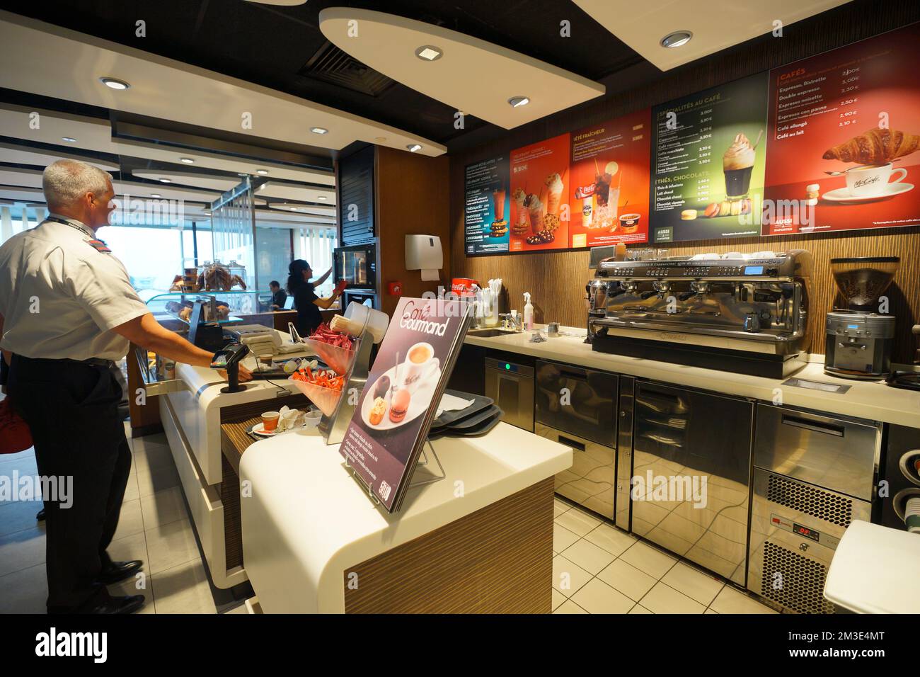 PARIS - SEPTEMBRE 04 : l'intérieur de McDonald's à l'aéroport d'Orly sur 04 septembre 2014 à Paris, France. L'aéroport de Paris Orly est un aéroport international Banque D'Images