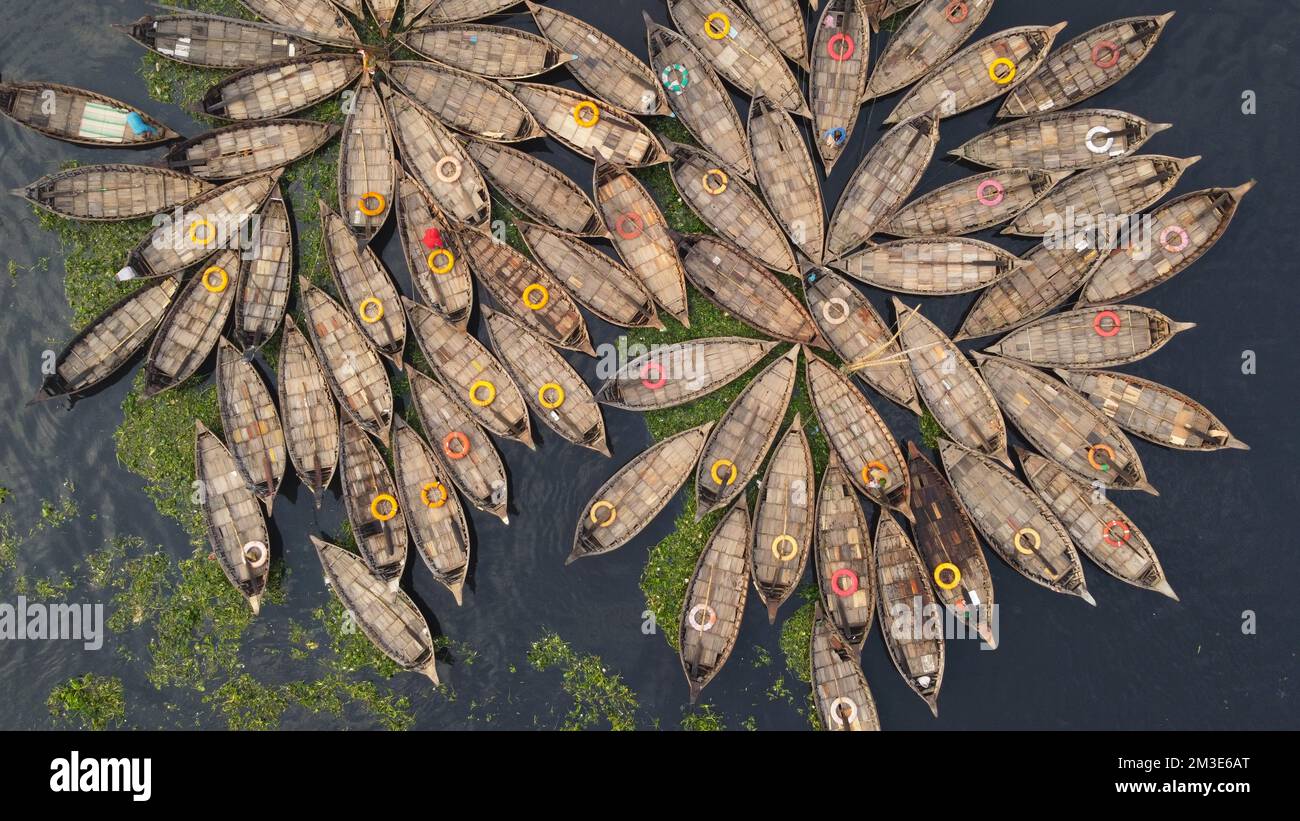 Dhaka, Bangladesh. 15th décembre 2022. Une flotte de bateaux en bois se déferle autour de leurs amarres dans le fleuve Buriganga à Dhaka, au Bangladesh. La rivière est largement utilisée pour transporter des marchandises, des produits et des personnes. On estime que 50 000 000 navetteurs traversent le Buriganga depuis Keraniganj pour travailler à Dhaka, et beaucoup prennent des bateaux. Des centaines de petits bateaux, appelés 'Dinghy Noukas', sont amarrés dans le port fluvial de Dhaka, la capitale du Bangladesh. En eux, les ferrymen transportent des travailleurs, des marchandises et des touristes à travers le fleuve Buriganga chaque jour. Credit: Joy Saha/Alamy Live News Banque D'Images