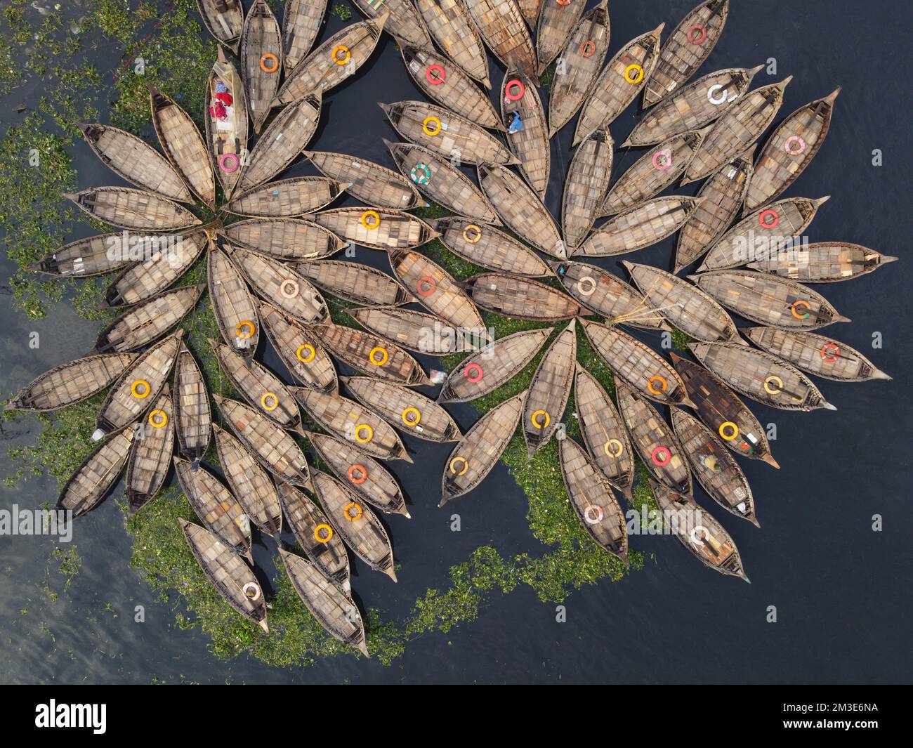 Dhaka, Bangladesh. 15th décembre 2022. Une flotte de bateaux en bois se déferle autour de leurs amarres dans le fleuve Buriganga à Dhaka, au Bangladesh. La rivière est largement utilisée pour transporter des marchandises, des produits et des personnes. On estime que 50 000 000 navetteurs traversent le Buriganga depuis Keraniganj pour travailler à Dhaka, et beaucoup prennent des bateaux. Des centaines de petits bateaux, appelés 'Dinghy Noukas', sont amarrés dans le port fluvial de Dhaka, la capitale du Bangladesh. En eux, les ferrymen transportent des travailleurs, des marchandises et des touristes à travers le fleuve Buriganga chaque jour. Credit: Joy Saha/Alamy Live News Banque D'Images