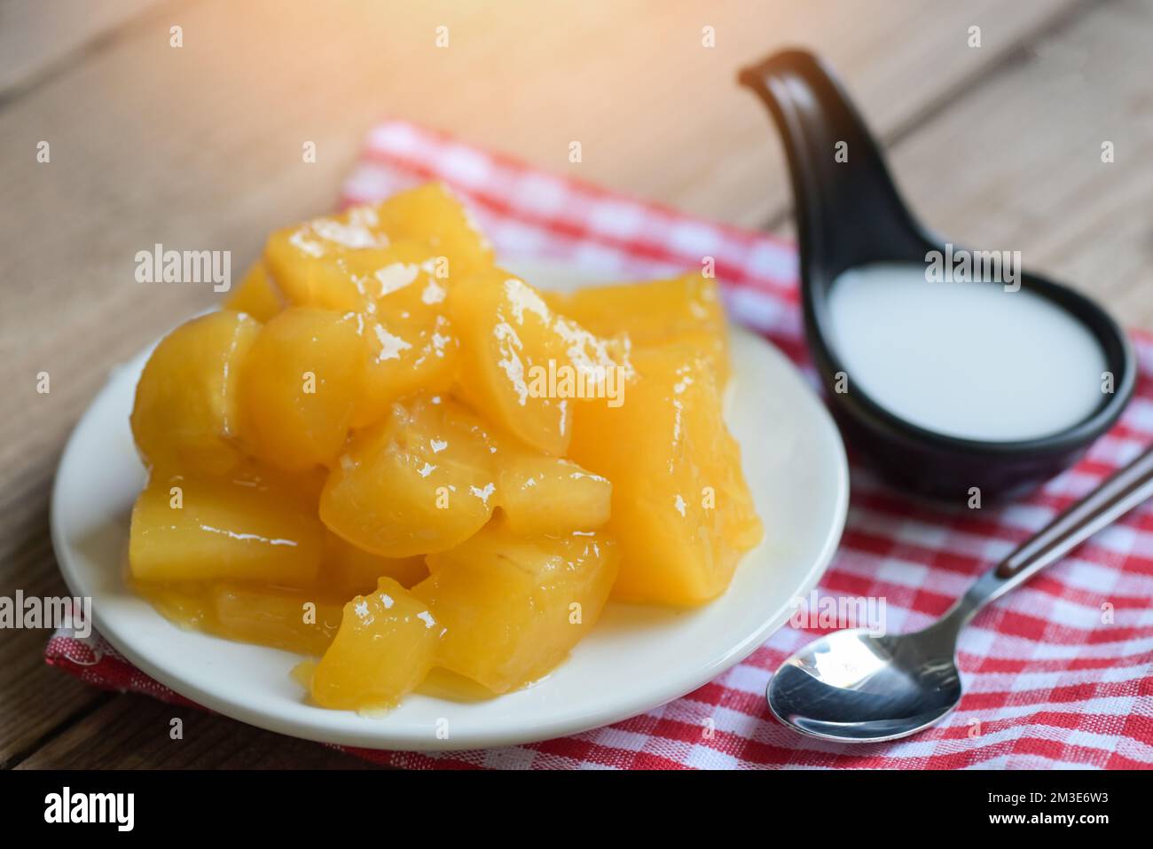 Nourriture de manioc sur la table, dessert doux fait de manioc bouilli, sucre et la noix de coco milik - cuisine thaïlandaise Banque D'Images
