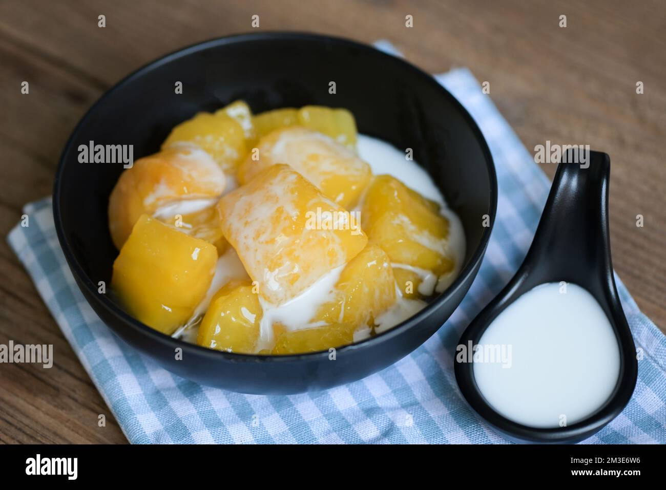 Nourriture de manioc sur la table, dessert doux fait de manioc bouilli, sucre et la noix de coco milik - cuisine thaïlandaise Banque D'Images
