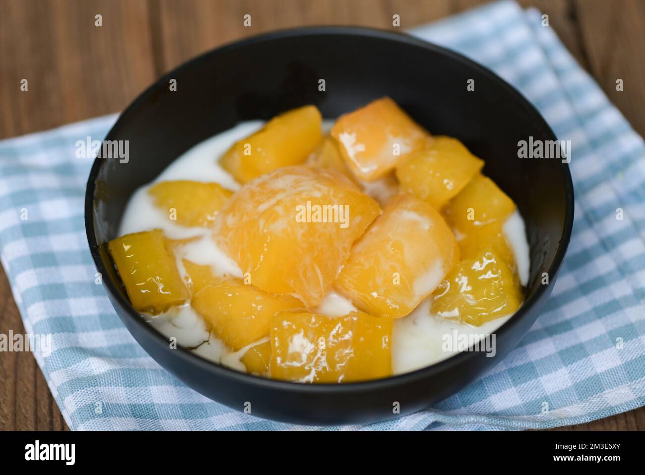 Nourriture de manioc sur la table, dessert doux fait de manioc bouilli, sucre et la noix de coco milik - cuisine thaïlandaise Banque D'Images