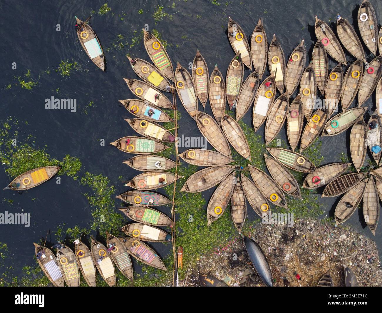 Dhaka, Bangladesh. 15th décembre 2022. Une flotte de bateaux en bois se déferle autour de leurs amarres dans le fleuve Buriganga à Dhaka, au Bangladesh. La rivière est largement utilisée pour transporter des marchandises, des produits et des personnes. On estime que 50 000 000 navetteurs traversent le Buriganga depuis Keraniganj pour travailler à Dhaka, et beaucoup prennent des bateaux. Des centaines de petits bateaux, appelés 'Dinghy Noukas', sont amarrés dans le port fluvial de Dhaka, la capitale du Bangladesh. En eux, les ferrymen transportent des travailleurs, des marchandises et des touristes à travers le fleuve Buriganga chaque jour. Credit: Joy Saha/Alamy Live News Banque D'Images