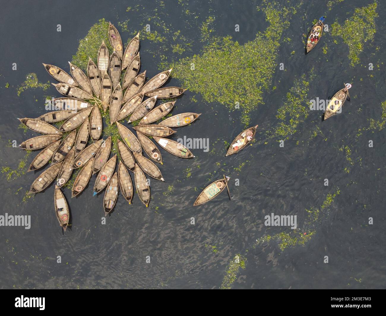 Dhaka, Bangladesh. 15th décembre 2022. Une flotte de bateaux en bois se déferle autour de leurs amarres dans le fleuve Buriganga à Dhaka, au Bangladesh. La rivière est largement utilisée pour transporter des marchandises, des produits et des personnes. On estime que 50 000 000 navetteurs traversent le Buriganga depuis Keraniganj pour travailler à Dhaka, et beaucoup prennent des bateaux. Des centaines de petits bateaux, appelés 'Dinghy Noukas', sont amarrés dans le port fluvial de Dhaka, la capitale du Bangladesh. En eux, les ferrymen transportent des travailleurs, des marchandises et des touristes à travers le fleuve Buriganga chaque jour. Credit: Joy Saha/Alamy Live News Banque D'Images