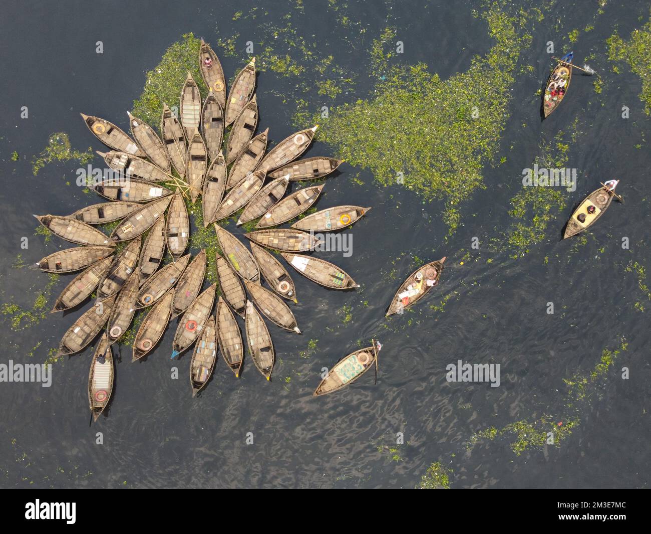 Dhaka, Bangladesh. 15th décembre 2022. Une flotte de bateaux en bois se déferle autour de leurs amarres dans le fleuve Buriganga à Dhaka, au Bangladesh. La rivière est largement utilisée pour transporter des marchandises, des produits et des personnes. On estime que 50 000 000 navetteurs traversent le Buriganga depuis Keraniganj pour travailler à Dhaka, et beaucoup prennent des bateaux. Des centaines de petits bateaux, appelés 'Dinghy Noukas', sont amarrés dans le port fluvial de Dhaka, la capitale du Bangladesh. En eux, les ferrymen transportent des travailleurs, des marchandises et des touristes à travers le fleuve Buriganga chaque jour. Credit: Joy Saha/Alamy Live News Banque D'Images