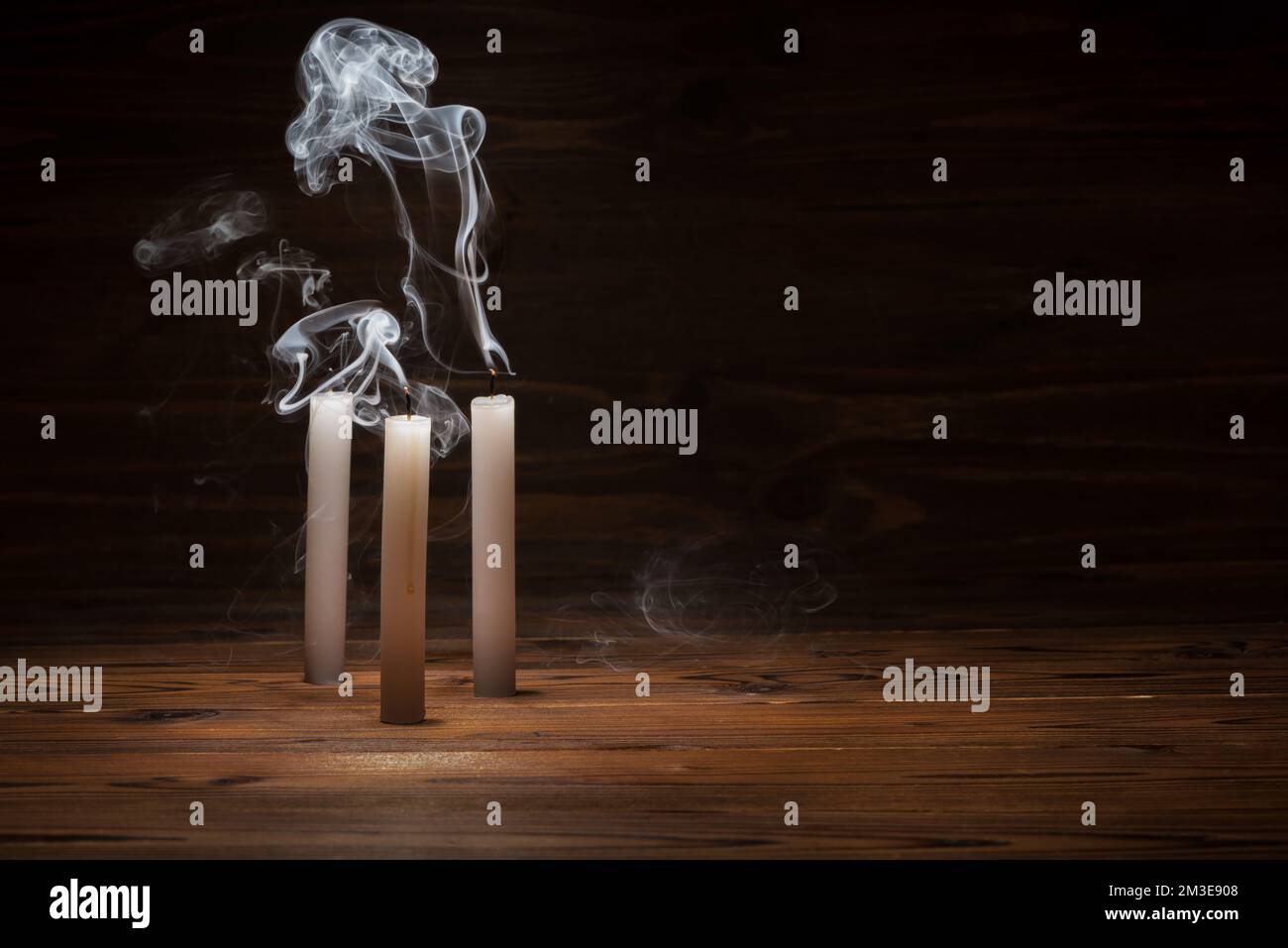 bougies éteintes avec fumée sur fond de bois dans intérieur minimaliste de pièce avec espace de copie, concept Banque D'Images