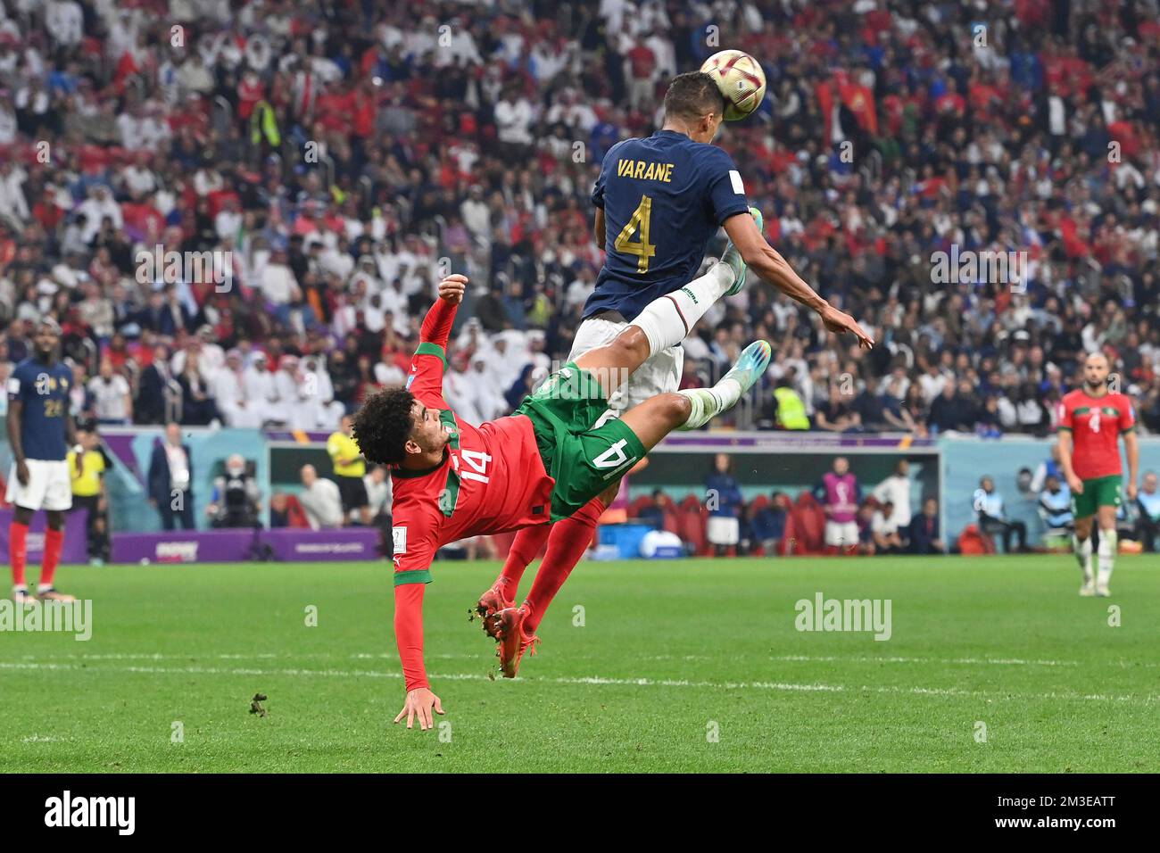 Goalchance ABOUKHLAL Zakaria (MAR), action, duels contre Raphael VARANE (FRA), coup de pied, scène de zone de pénalité. Demi-finale, demi-finale 62, France (FRA) - Maroc (MAR) 2-0, on 14 décembre 2022, coupe du monde de football 20122 du stade Al Bayt au Qatar, de 20 novembre. - 18.12.2022 ? Banque D'Images