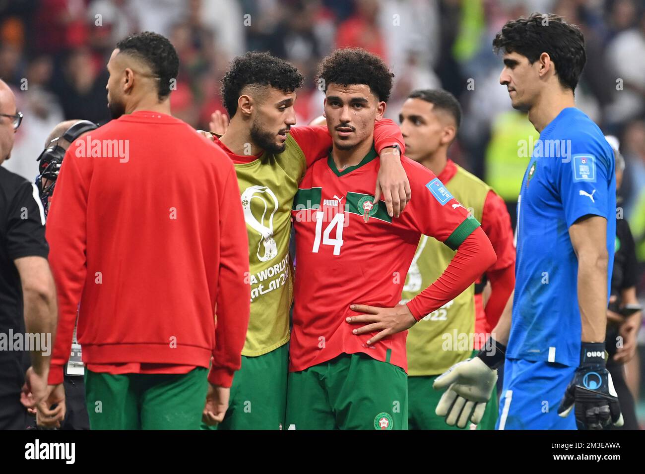 MAZRAOUI Noussair (MAR) confort ABOUKHLAL Zakaria (MAR, re) après la fin du jeu, re:goalwart BONO (MAR), déception, frustré, déçu, Frustratedriert, abattu, demi-finale 62, France (FRA) - Maroc (MAR ) 2-0, le 12/14/2022, Al Bayt Stadium football World Cup 20122 au Qatar de 11/20 à 18.12.2022 ? Banque D'Images