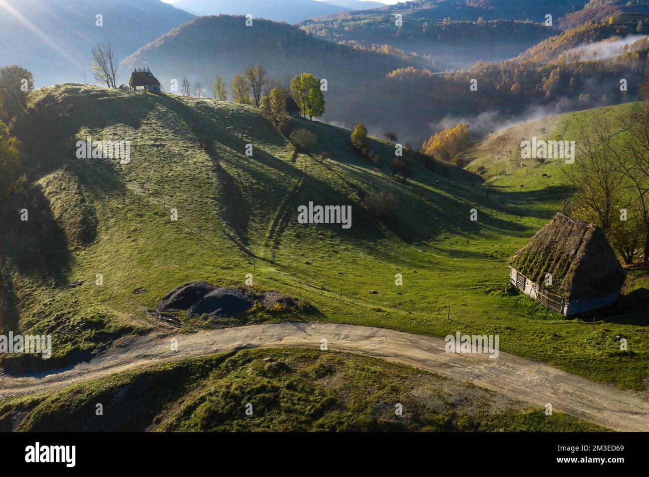 Vue aérienne d'une ferme de montagne en automne dans les premières lumières du matin. Transylvanie, Roumanie Banque D'Images