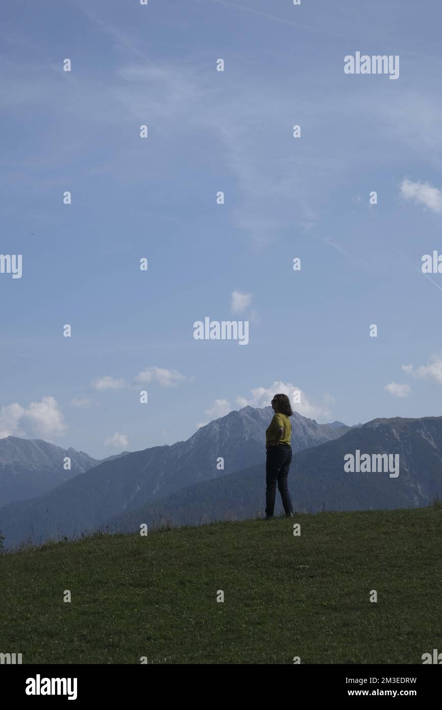 En montagne, les retraités se détendent sur un banc Banque D'Images