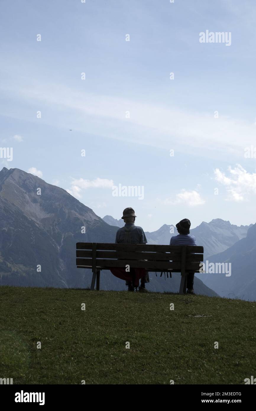 En montagne, les retraités se détendent sur un banc Banque D'Images