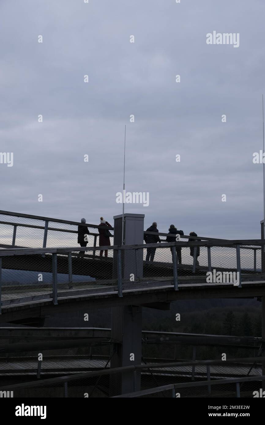 Chemin de la Saarschleife au-dessus d'un long chemin en bois avec les visiteurs Banque D'Images