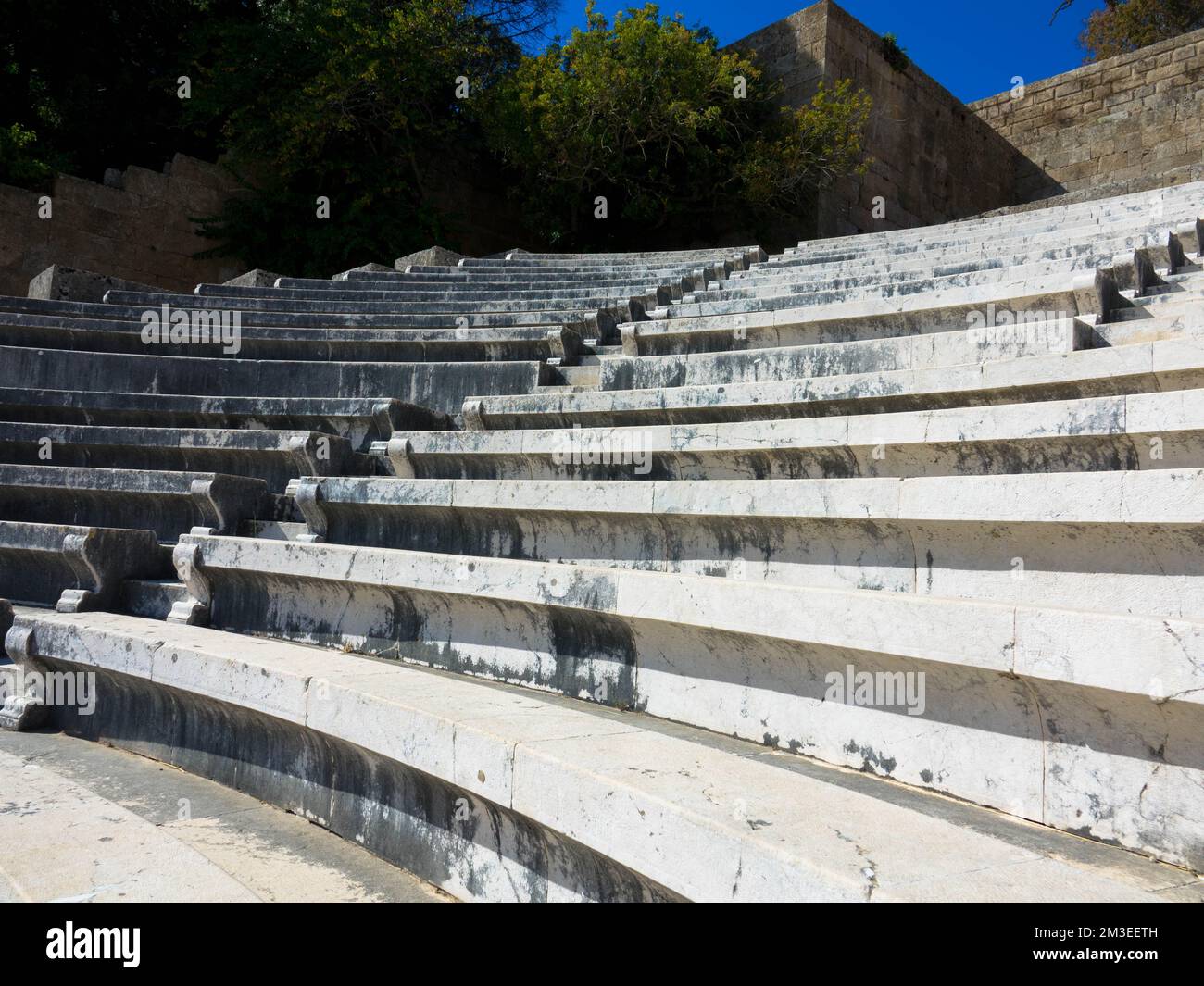 Odeon, un théâtre grec classique en plein air. Vieux théâtre avec des sièges et des escaliers en marbre. L'Acropole de Rhodes. Monte Smith Hill, île de Rhodes, Grèce Banque D'Images