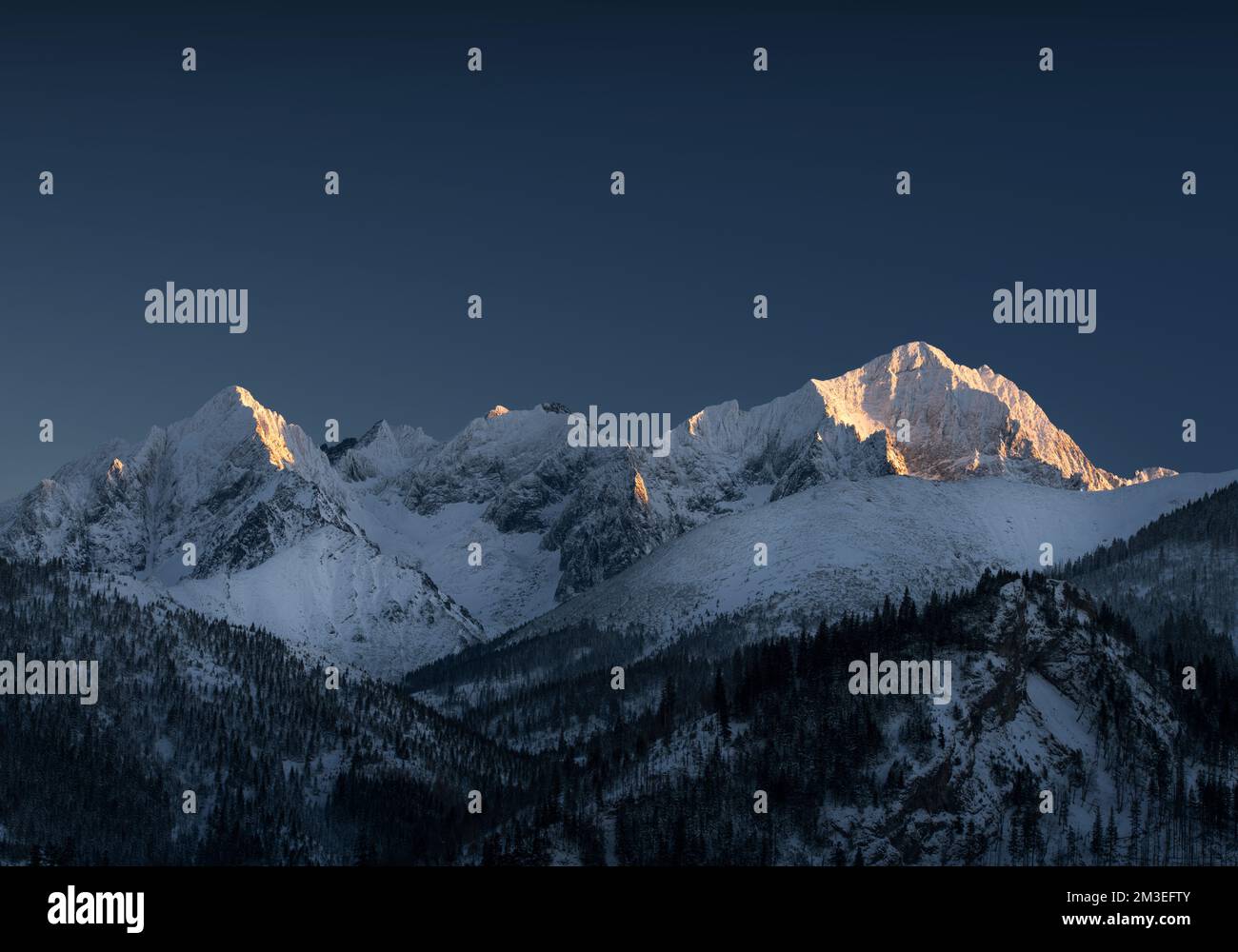 Belles montagnes rocheuses avec neige. Panorama des montagnes d'hiver. Coucher de soleil sur les montagnes Banque D'Images