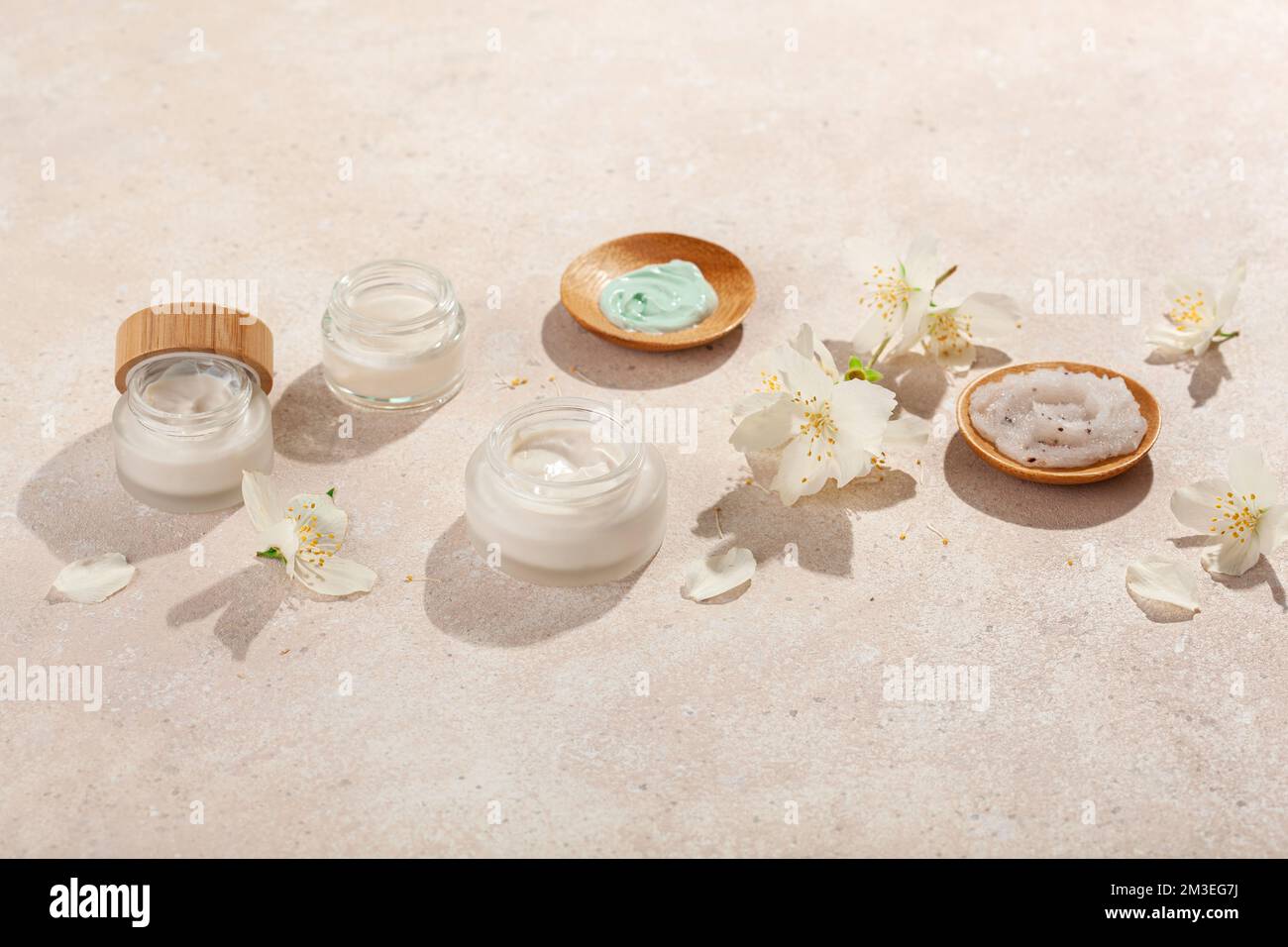 produits de soin de la peau et fleurs de jasmin. cosmétiques naturels pour soins spa à domicile Banque D'Images