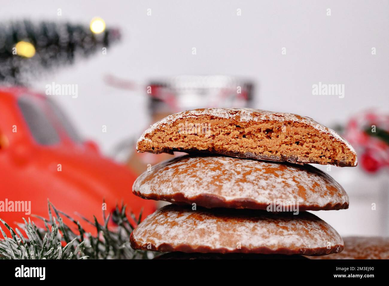 Intérieur du traditionnel biscuit de Noël en pain d'épice rond glacé allemand appelé « Lebkuchen » Banque D'Images