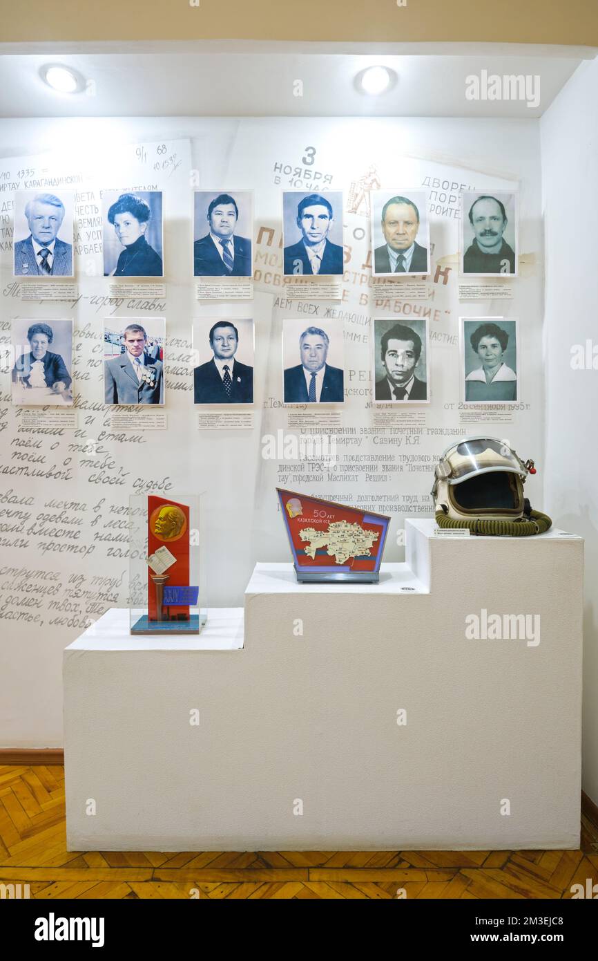 Un mur commémoratif à l'soviétique, travailleur kazakh dans l'espace, programme militaire. Au Musée Gorodskoy Muzey, à Temirtau, Kazakhstan. Banque D'Images