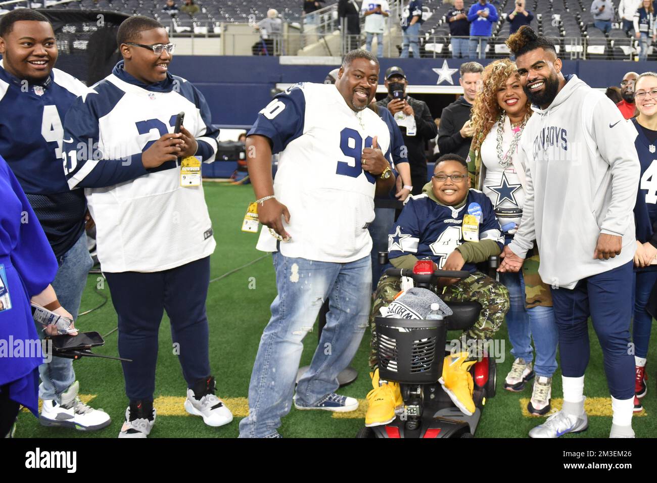 Dallas Cowboys en arrière Ezekiel Elliott (21) pose avec des fans avant le match de football NFL entre les Houston Texans et les Dallas Cowboys sur de Banque D'Images