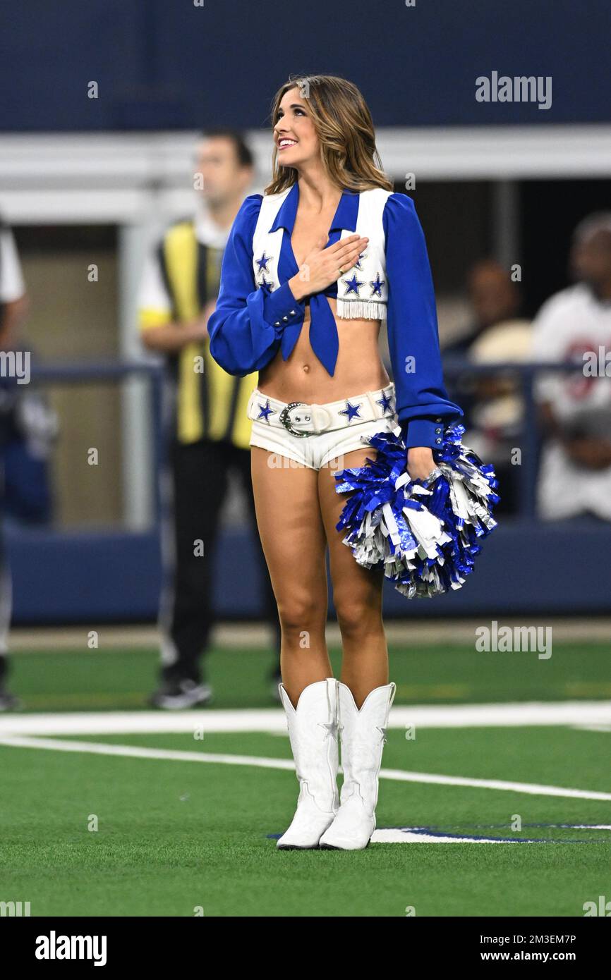 Le cheerleader des Dallas Cowboys chante avec le National Anthem avant le match de football de la NFL entre les Houston Texans et les Dallas Cowboys en décembre Banque D'Images