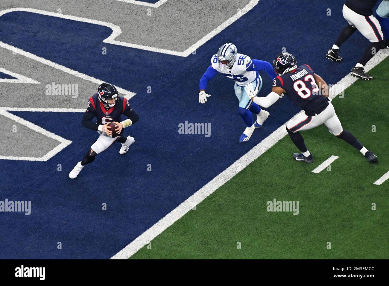 Le quarterback des Texans de Houston Jeff Driskel (6) sort de la zone d'extrémité pour une première descente pendant le match de football de la NFL entre les Texans de Houston et Banque D'Images