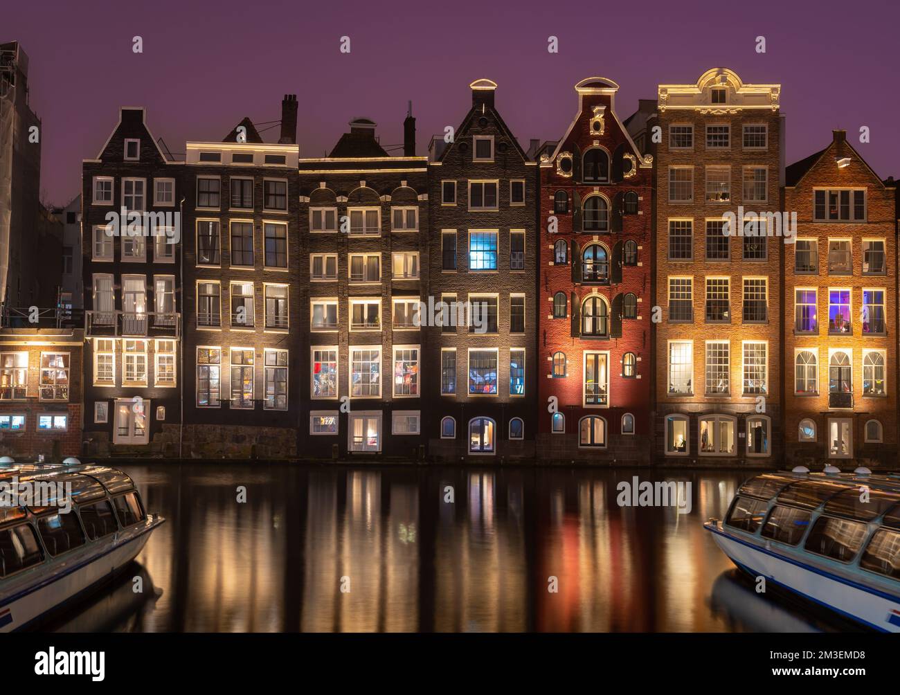 Maisons traditionnelles sur les canaux à Amsterdam, aux pays-Bas Banque D'Images