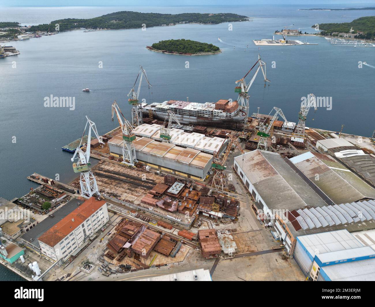 Uljanik Shipyard Pula Croatie vue aérienne de drone grand angle Banque D'Images