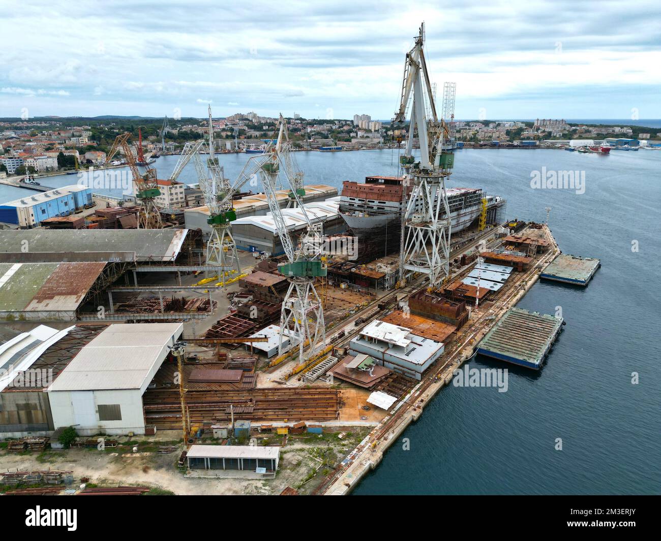 Grues du chantier naval d'Uljanik et navire sous la construction Paula Croatie vue aérienne de drone Banque D'Images