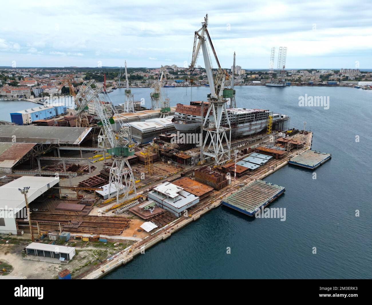 Grues du chantier naval d'Uljanik et navire sous la construction Paula Croatie vue aérienne de drone Banque D'Images