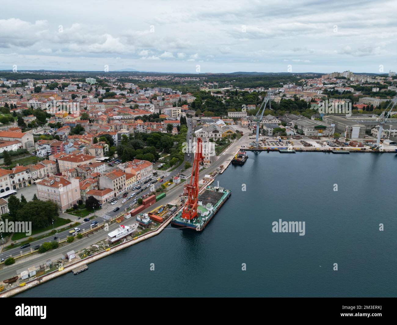 Vue aérienne des grues flottantes et des drones Pula Croatie Banque D'Images