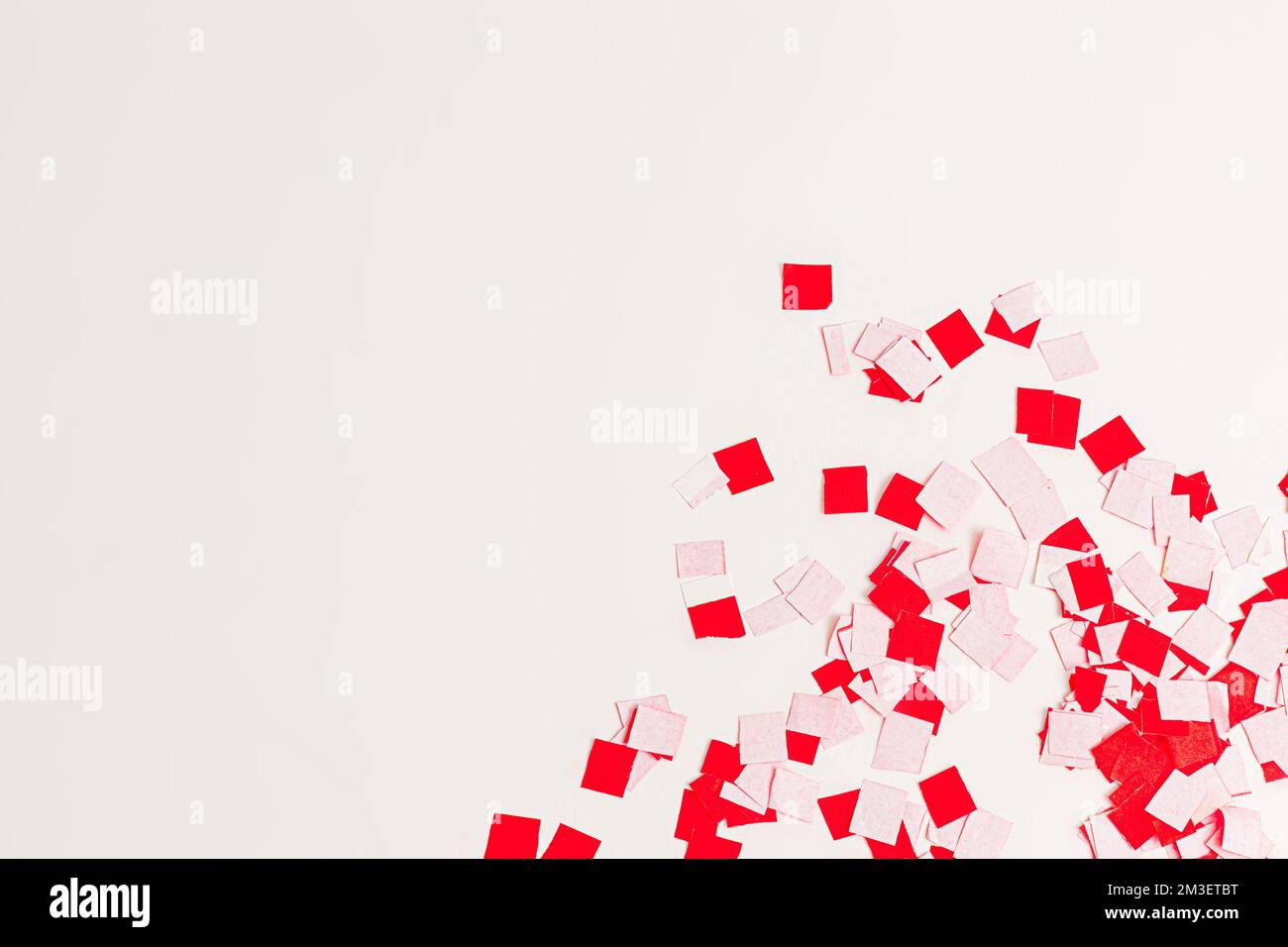 cadre lunaire de fête avec papier confetti rouge sur fond blanc, vue du dessus Banque D'Images