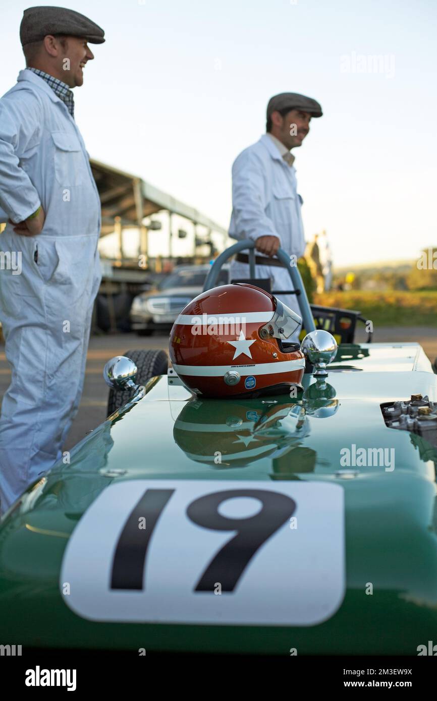 GOODWOOD, WEST SUSSEX/UK - Mécanique avec combinaison blanche à côté d'une voiture de course d'époque à Goodwood Revival . Banque D'Images