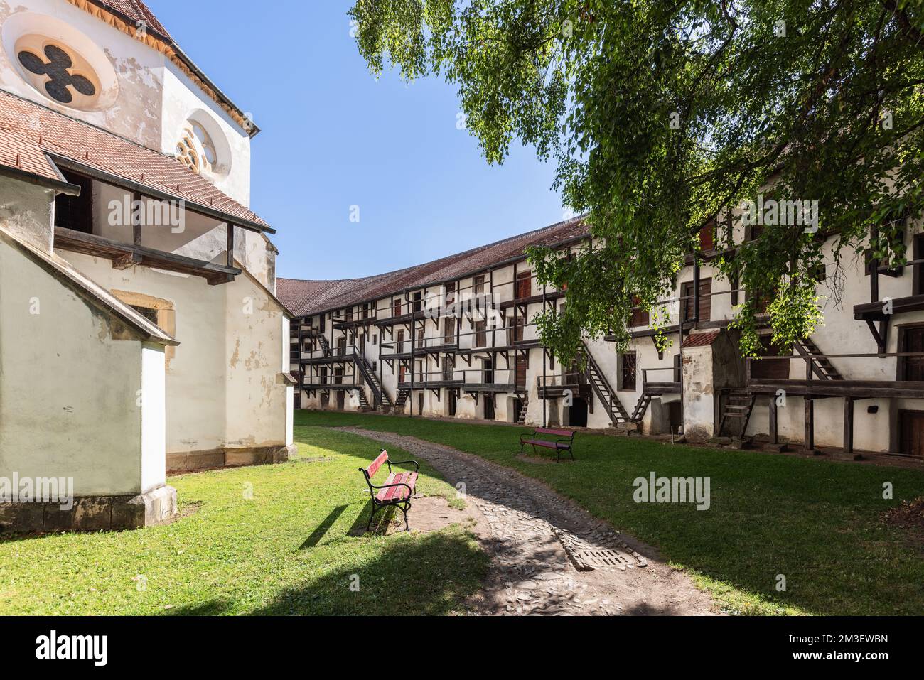 Brasov - Roumanie, 16 juillet 2022. Sur le côté intérieur des murs fortifiés de l'église de Prejmer, il ya quatre niveaux avec 270 salles offrant des abris pour 1600 Banque D'Images