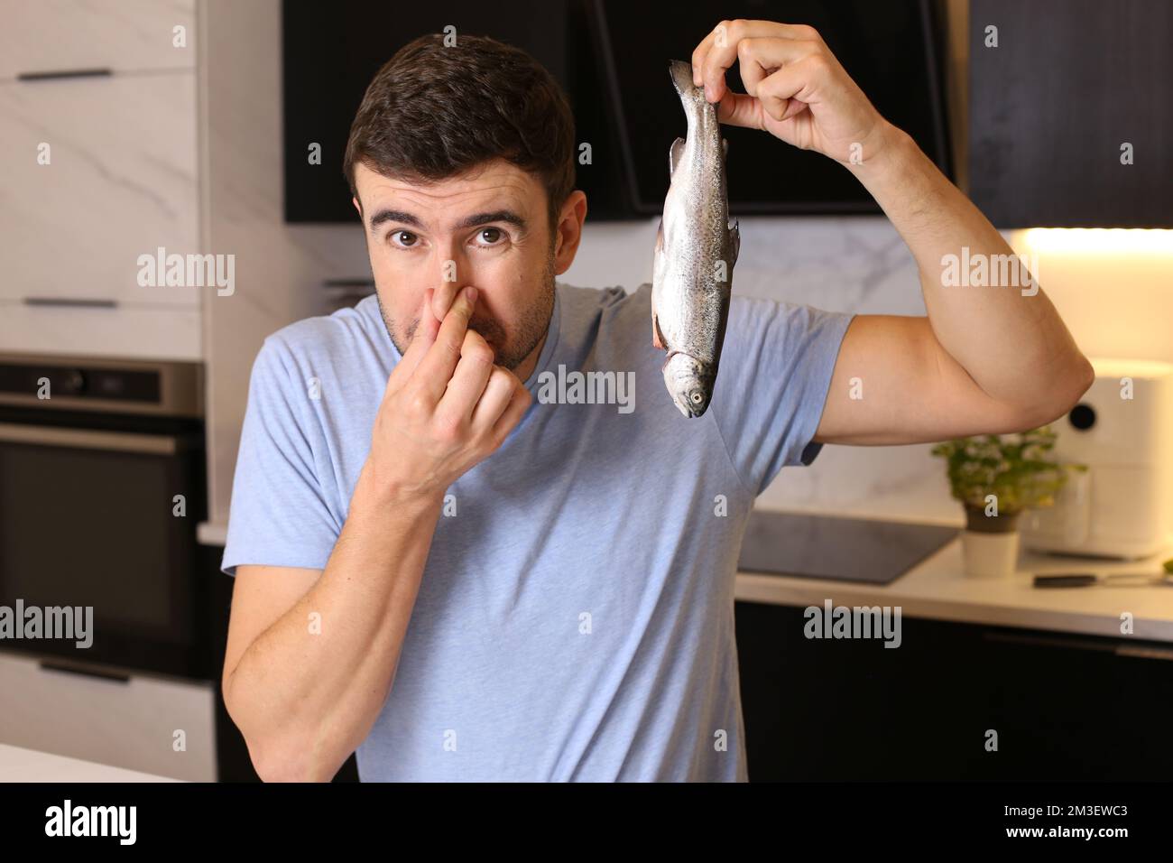 Un homme qui n'aime pas le poisson Banque D'Images